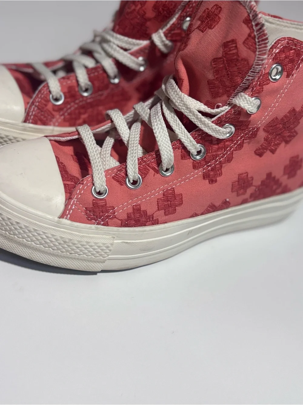 Converse Platform High Tops 8.5 | Coral Embroidered Boho Fall Festival Sneakers